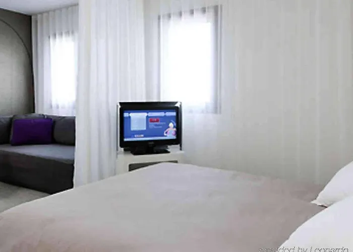 Hotel Ibis Budget Centre Renove En 2025 - Economique Au Centre De 2*